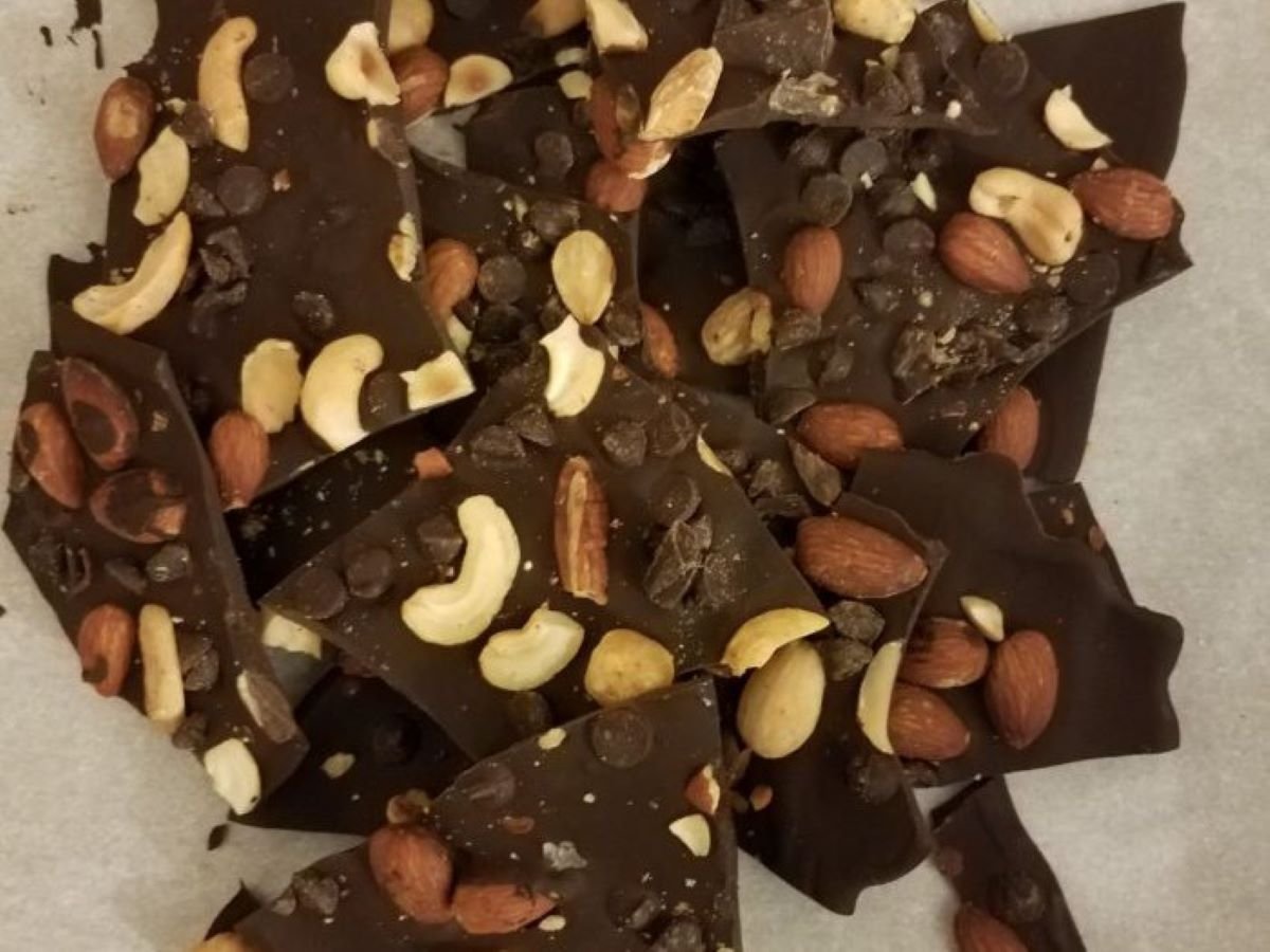 Sugar-Free Chocolate Bark with Trail Mix: A Healthy Snack Option